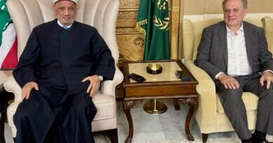 استقبل مفتي الجمهورية اللبنانية الشيخ عبد اللطيف دريان في دار الفتوى عضو المجلس الشرعي الإسلامي الأعلى نزيه حمد الذي وضعه في أجواء الزيارة التي قام بها إلى مصر